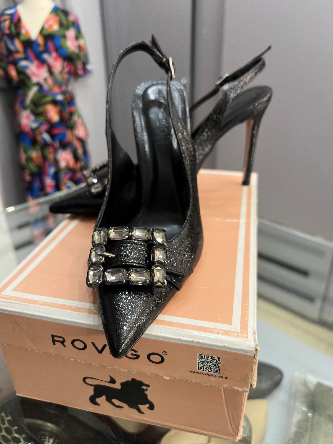 کفش مجلسی مشکی چرم پتینه شاین پشتباز پاشنهبلند برند ROVIGO با سگک نگین مکعبی