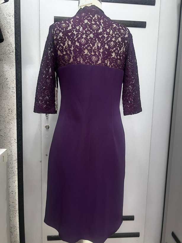 پیراهن مجلسی کرپ بادمجانی تیره با بالاتنه و آستین سه ربع گیپور